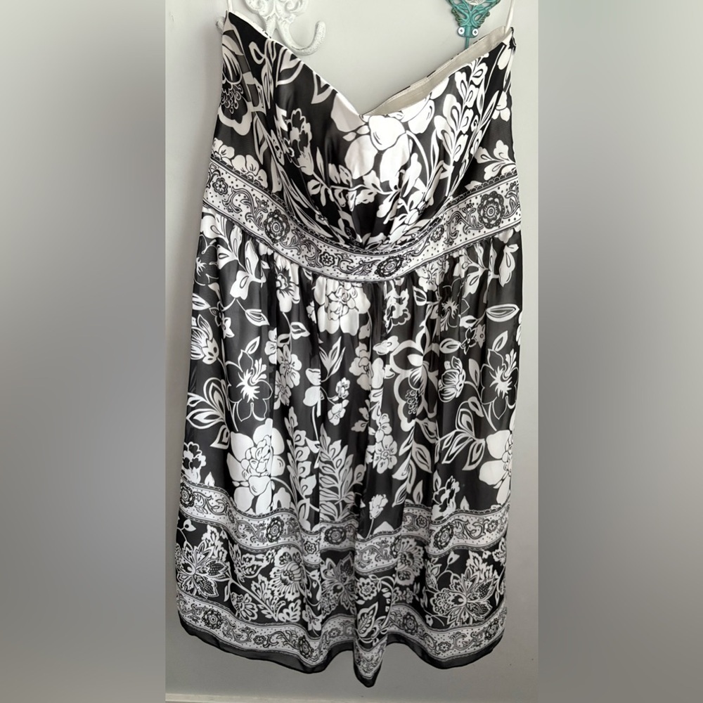 White House Black Market Beautiful Floral Strapless Dress